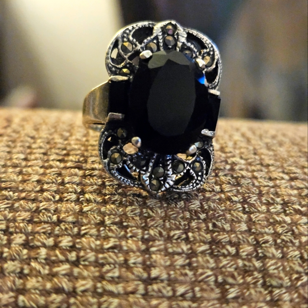 VTG STERLING, MARCESITE& FACETED ONYX RING.EUC.30s-50s era WITH A VICTORIAN LOOK